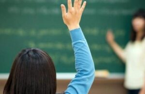 eΔΕΑ για γονείς: Τα τρία βήματα που πρέπει να γίνουν έως το τέλος Οκτωβρίου Μαθήτρια σηκώνει το χέρι της μέσα σε σχολική τάξη