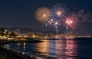Πυροτεχνήματα πάνω από τη νυχτερινή ακτογραμμή της Λεμεσού