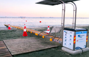 Μπάνιο στη Λεμεσό με κινητική αναπηρία: Τι προσφέρουν Ακτή Ολυμπίων και Δασούδι Μηχανισμός πρόσβασης στη θάλασσα και διάδρομος στην Ακτή Ολυμπίων