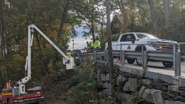 Επισκευή στηθαίου στο Brattleboro των ΗΠΑ, 15 Οκτωβρίου 2025.