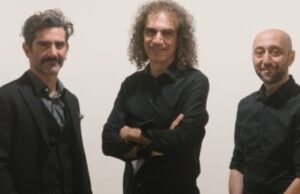 Ο Σταύρος Λάντσιας με τους μουσικούς του Piano Trio+ που εμφανίζονται στο Θέατρο Ριάλτο