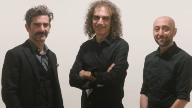 Ο Σταύρος Λάντσιας με τους μουσικούς του Piano Trio+ που εμφανίζονται στο Θέατρο Ριάλτο
