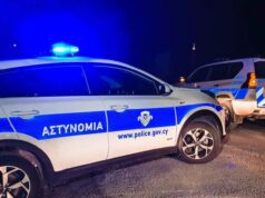 Περιπολικά της Αστυνομίας σε νυχτερινή σκηνή