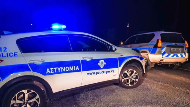 Περιπολικά της Αστυνομίας σε νυχτερινή σκηνή Περιπολικά της Αστυνομίας σε νυχτερινή σκηνή