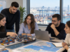 Σπουδαστές ναυτιλίας και logistics σε εργαστήριο με θέα το λιμάνι Λεμεσού