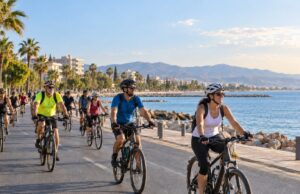 Ομάδα ποδηλατών κινείται στην παραλιακή διαδρομή της Λεμεσού