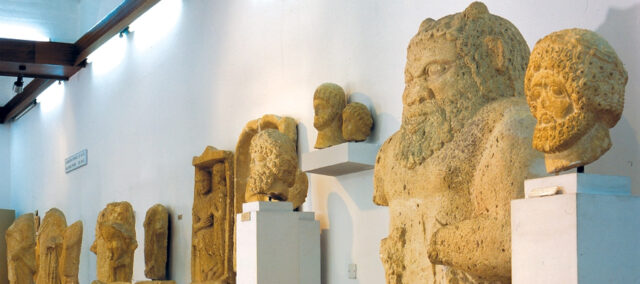 Γλυπτά στο Αρχαιολογικό Μουσείο Επαρχίας Λεμεσού Γλυπτά στο Αρχαιολογικό Μουσείο Επαρχίας Λεμεσού