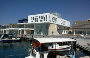 Το Παλιό Λιμάνι Λεμεσού με κτίρια και αλιευτικά σκάφη σε φωτογραφία αρχείου