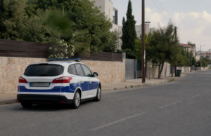 ΕΚΤΑΚΤΟ – Λεμεσός: Δύο αστυνομικοί τραυματίστηκαν στην καταδίωξη – Μαχαίρι βρέθηκε στον 19χρονο οδηγό Συμβολική εικόνα αστυνομικού οχήματος σε δρόμο της Λεμεσού για το ρεπορτάζ της καταδίωξης