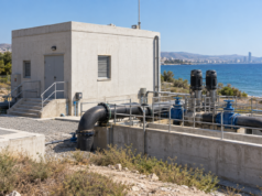 Συμβολική απεικόνιση εγκατάστασης άντλησης λυμάτων με κτίριο και αγωγούς