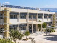 Συμβολική απεικόνιση σχολικού κτιρίου με εργασίες ενεργειακής αναβάθμισης