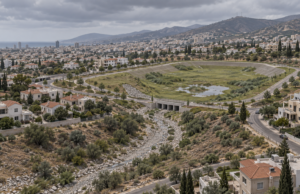 Καταιγίδες στη Λεμεσό: Πού βρίσκεται το αντιπλημμυρικό έργο της λίμνης Αγίου Αθανασίου; Εικονογράφηση σχεδιαζόμενης λεκάνης κατακράτησης ομβρίων κοντά σε αστική περιοχή