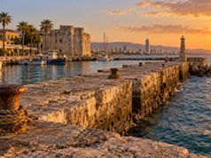 Εικονογράφηση παλαιάς πέτρινης αποβάθρας σε μεσογειακό λιμάνι