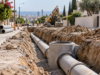 Λεμεσός: Έργο €6,63 εκατ. για αποχετευτικές συνδέσεις σε επτά κυβερνητικούς οικισμούς Συμβολική απεικόνιση εργασιών τοποθέτησης αποχετευτικού αγωγού σε κατοικημένη περιοχή