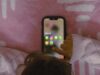 Social media μετά τα 15 στην Κύπρο: Τι αποφάσισε το Υπουργικό και πότε μπορεί να ισχύσει Παιδί κρατά κινητό τηλέφωνο με εικονίδια εφαρμογών κοινωνικής δικτύωσης