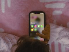 Social media μετά τα 15 στην Κύπρο: Τι αποφάσισε το Υπουργικό και πότε μπορεί να ισχύσει Παιδί κρατά κινητό τηλέφωνο με εικονίδια εφαρμογών κοινωνικής δικτύωσης