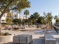Συμβολική φωτορεαλιστική απεικόνιση ανάπλασης δημόσιας πλατείας και διαδρομής ποδηλάτων