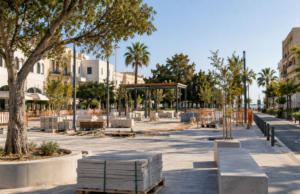 Συμβολική φωτορεαλιστική απεικόνιση ανάπλασης δημόσιας πλατείας και διαδρομής ποδηλάτων