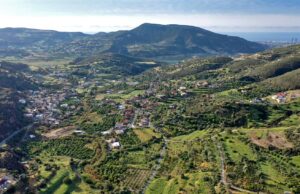 Πανοραμική άποψη οικισμών και λόφων στην περιοχή του Δήμου Αμαθούντας