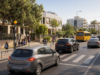 Συμβολική απεικόνιση αυτοκινήτων, λεωφορείου και πεζών σε αστικό δρόμο