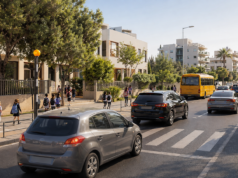 Τραμ στη Λεμεσό: Πάνω από 30 σενάρια για τις μετακινήσεις, χωρίς ακόμη απόφαση για γραμμή Συμβολική απεικόνιση αυτοκινήτων, λεωφορείου και πεζών σε αστικό δρόμο