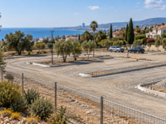 Συμβολική απεικόνιση περιφραγμένου χώρου υπό προετοιμασία για στάθμευση