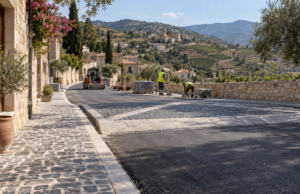 Έργο €206.871 σε Άγιο Αμβρόσιο και Άρσος: Κυβόλιθοι και υπερυψωμένη συμβολή στην είσοδο του χωριού Εργασίες κυβόλιθων και υπερυψωμένης συμβολής σε ορεινό χωριό της Λεμεσού