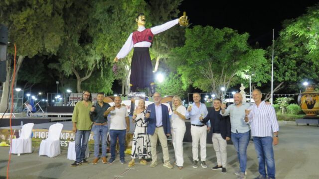 Εκπρόσωποι και συντελεστές της 65ης Γιορτής του Κρασιού στη δημοσιογραφική παρουσίαση στον Δημόσιο Κήπο Λεμεσού