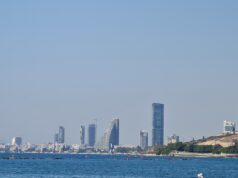 Άποψη της Λεμεσού με κατοικίες και πολυώροφα κτίρια