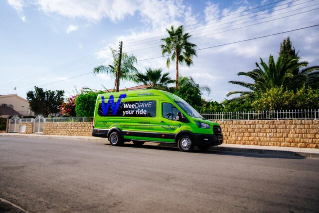 Πράσινο μικρό λεωφορείο της υπηρεσίας WeeDRIVE στη Λεμεσό Πράσινο μικρό λεωφορείο της υπηρεσίας WeeDRIVE στη Λεμεσό