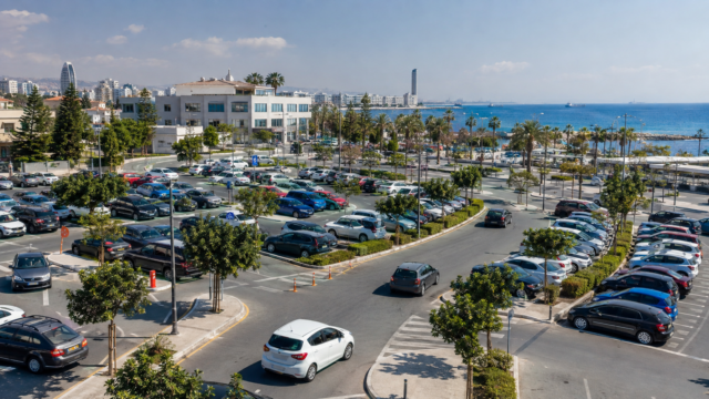 Αυτοκίνητα σε οργανωμένο χώρο στάθμευσης στο κέντρο της Λεμεσού