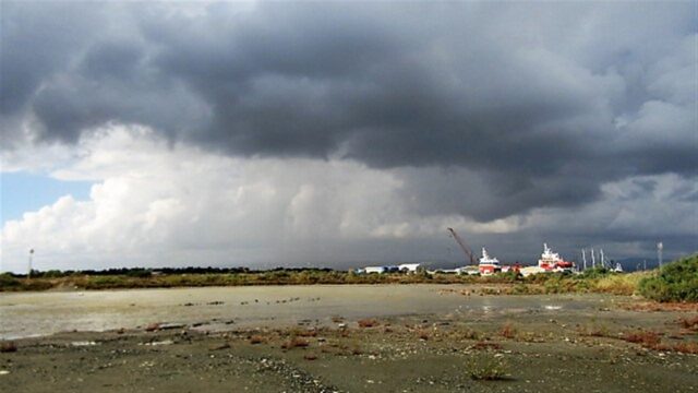 Σκούρα σύννεφα βροχής πάνω από το Ζακάκι και το λιμάνι Λεμεσού