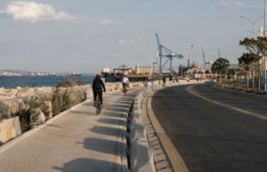 Με τα πόδια και το ποδήλατο από τη Μαρίνα στο Νέο Λιμάνι: Η νέα διαδρομή που μπαίνει σε τροχιά Πεζοί και ποδηλάτες σε ασφαλή παραλιακή όδευση προς το Νέο Λιμάνι Λεμεσού