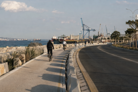 Πεζοί και ποδηλάτες σε ασφαλή παραλιακή όδευση προς το Νέο Λιμάνι Λεμεσού