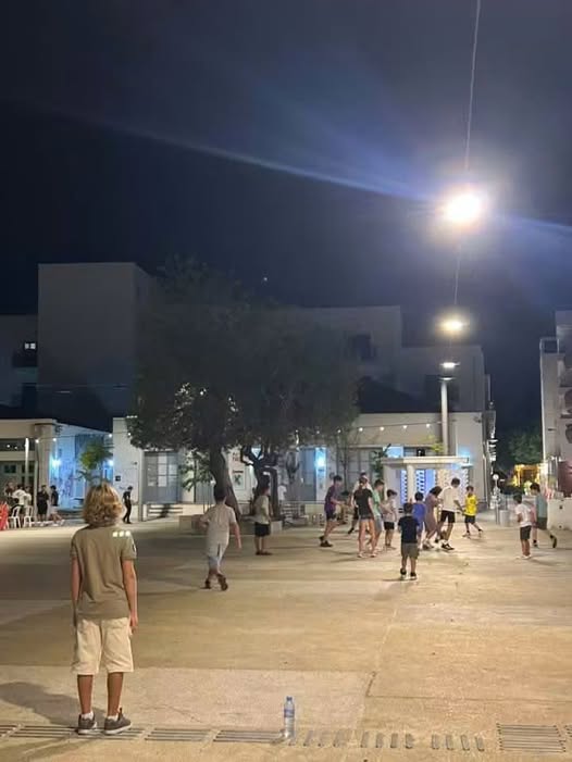 Παιδικές φωνές ξανά στην Πλατεία Ηρώων: Η εικόνα που συγκίνησε τον αντιδήμαρχο Λεμεσού Παιδιά παίζουν το βράδυ στην αναβαθμισμένη Πλατεία Ηρώων της Λεμεσού