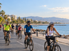 Ποδηλατικός Γύρος Λεμεσού: Δωρεάν διαδρομή 10 χλμ. την Κυριακή – Όλες οι πληροφορίες Ομάδα ποδηλατών σε παραλιακή διαδρομή στη Λεμεσό