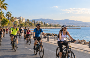 Ποδηλατικός Γύρος Λεμεσού: Δωρεάν διαδρομή 10 χλμ. την Κυριακή – Όλες οι πληροφορίες Ομάδα ποδηλατών σε παραλιακή διαδρομή στη Λεμεσό