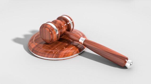 qimono-gavel-2492011_1920.jpg