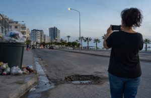 Λακκούβα, σκουπίδια, διαρροή ή χαλασμένος φωτισμός στη Λεμεσό; Πού το καταγγέλλεις και ποιος είναι πραγματικά αρμόδιος Κάτοικος φωτογραφίζει λακκούβα, διαρροή και σκουπίδια σε δρόμο της Λεμεσού για να υποβάλει αναφορά