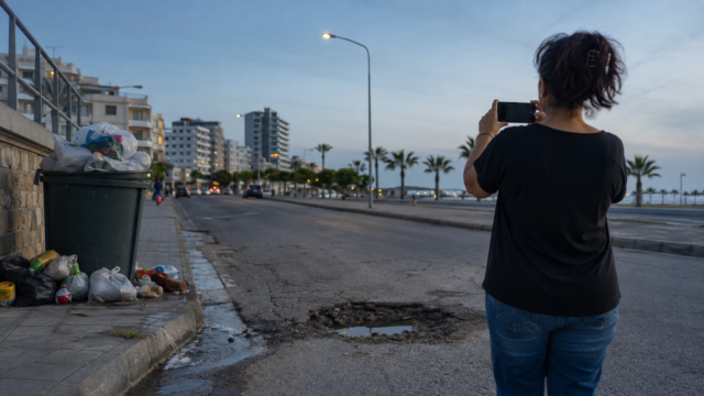 Κάτοικος φωτογραφίζει λακκούβα, διαρροή και σκουπίδια σε δρόμο της Λεμεσού για να υποβάλει αναφορά