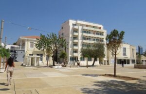 Ιστορική απόφαση για το Ριάλτο: Περνά στον Δήμο Λεμεσού με €250.000 και διασφαλισμένες τις 12 θέσεις Η Πλατεία Ηρώων στο ιστορικό κέντρο της Λεμεσού με το Θέατρο Ριάλτο στα δεξιά