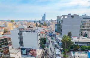 Η Γλάδστωνος χωρίς αυτοκίνητα από ψηλά: Η εντυπωσιακή φωτογραφία του Ρώμου Κοτσώνη Εναέρια άποψη της οδού Γλάδστωνος στη Λεμεσό κατά τη μονοήμερη δράση χωρίς γενική κυκλοφορία αυτοκινήτων