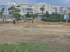 Μηχάνημα έργου, εργαζόμενοι και σωροί χώματος στον χώρο της νέας Σχολής του ΤΕΠΑΚ στο Μακένζι