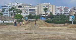 Μηχάνημα έργου, εργαζόμενοι και σωροί χώματος στον χώρο της νέας Σχολής του ΤΕΠΑΚ στο Μακένζι