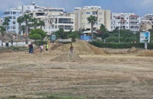 Μηχάνημα έργου, εργαζόμενοι και σωροί χώματος στον χώρο της νέας Σχολής του ΤΕΠΑΚ στο Μακένζι
