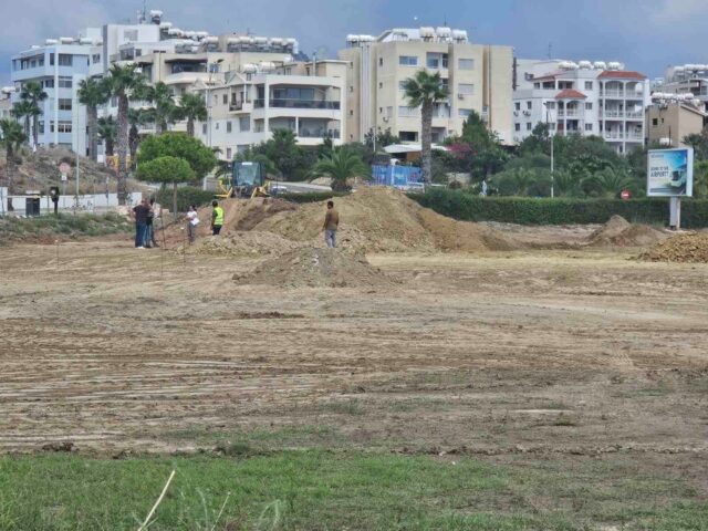 Μηχάνημα έργου, εργαζόμενοι και σωροί χώματος στον χώρο της νέας Σχολής του ΤΕΠΑΚ στο Μακένζι