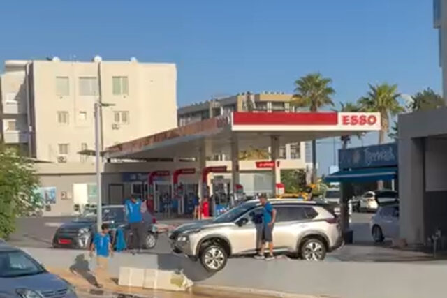 ΑΓΙΟΣ ΤΥΧΩΝΑΣ: Πώς βρέθηκε το αυτοκίνητο πάνω στον τοίχο; -Απίστευτη εικόνα μετά το τροχαίο (Βίντεο) ΑΓΙΟΣ ΤΥΧΩΝΑΣ: Πώς βρέθηκε το αυτοκίνητο πάνω στον τοίχο; -Απίστευτη εικόνα μετά το τροχαίο (Βίντεο)