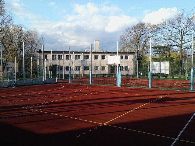 warszawskarogszerokiejtm-school-court-3893880_1920.jpg