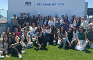 Η XM προσλαμβάνει: 23 αγγελίες εργασίας στο Carierista, με ευκαιρίες και στη Λεμεσό Ομαδική φωτογραφία στον χώρο της XM με το εταιρικό λογότυπο στο φόντο