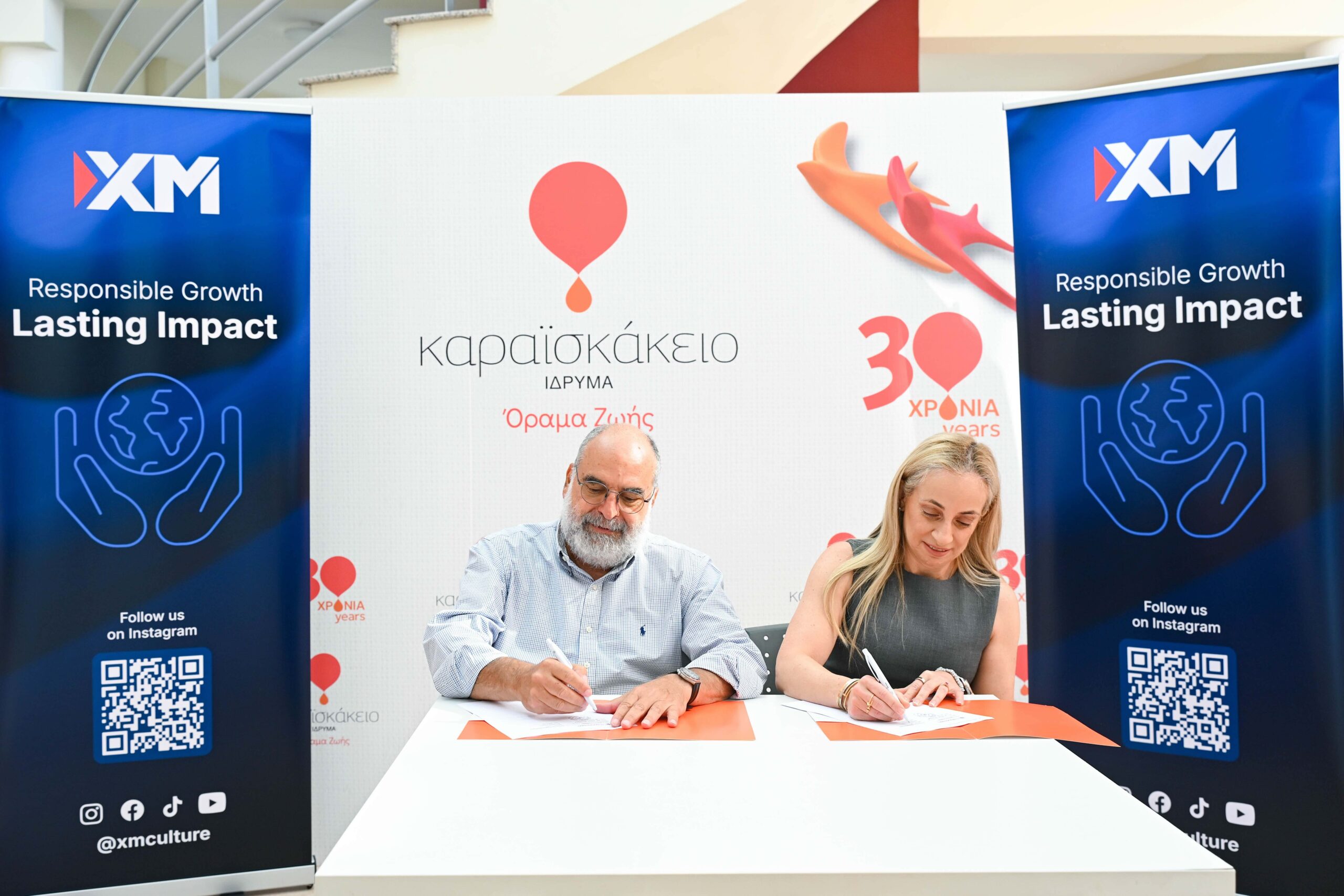 Στιγμιότυπο από την υπογραφή της συμφωνίας XM και Καραϊσκάκειου Ιδρύματος